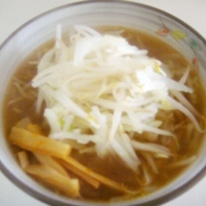 ラーメン大好き（*^_^*）取り寄せのおまけのラーメンで作りました。もやしの食感がナイスで美味しいですね♪忙しい時でもお手軽にちゃちゃっと作れるのは嬉しいですね